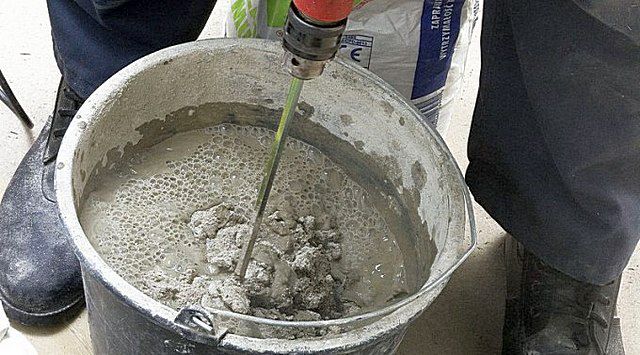 В жидкий раствор нужно добавить песка, после чего перемешать состав