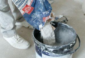 В жидкость засыпают сухую смесь