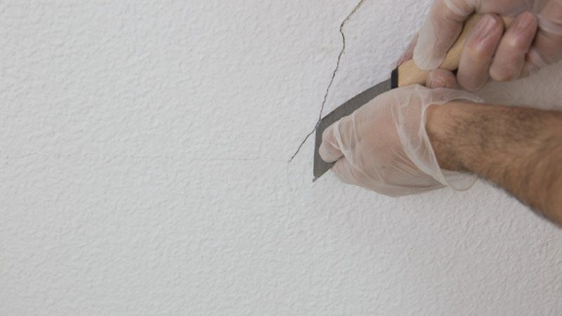 Можно ли клеить флизелиновые обои на краску и как правильно это делать?