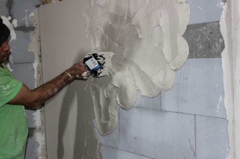 Как быстро научиться в домашних условиях штукатурить стены