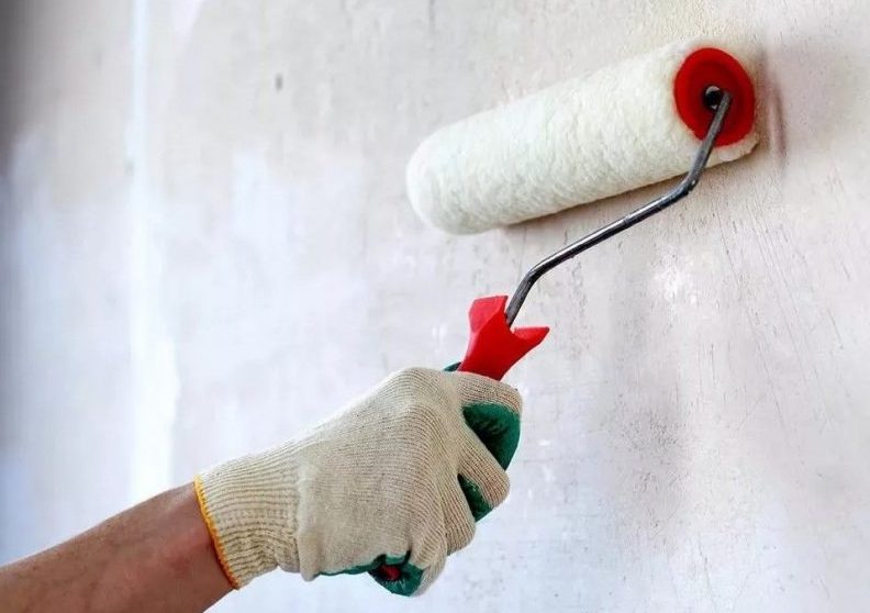 Можно ли клеить флизелиновые обои на краску и как правильно это делать?