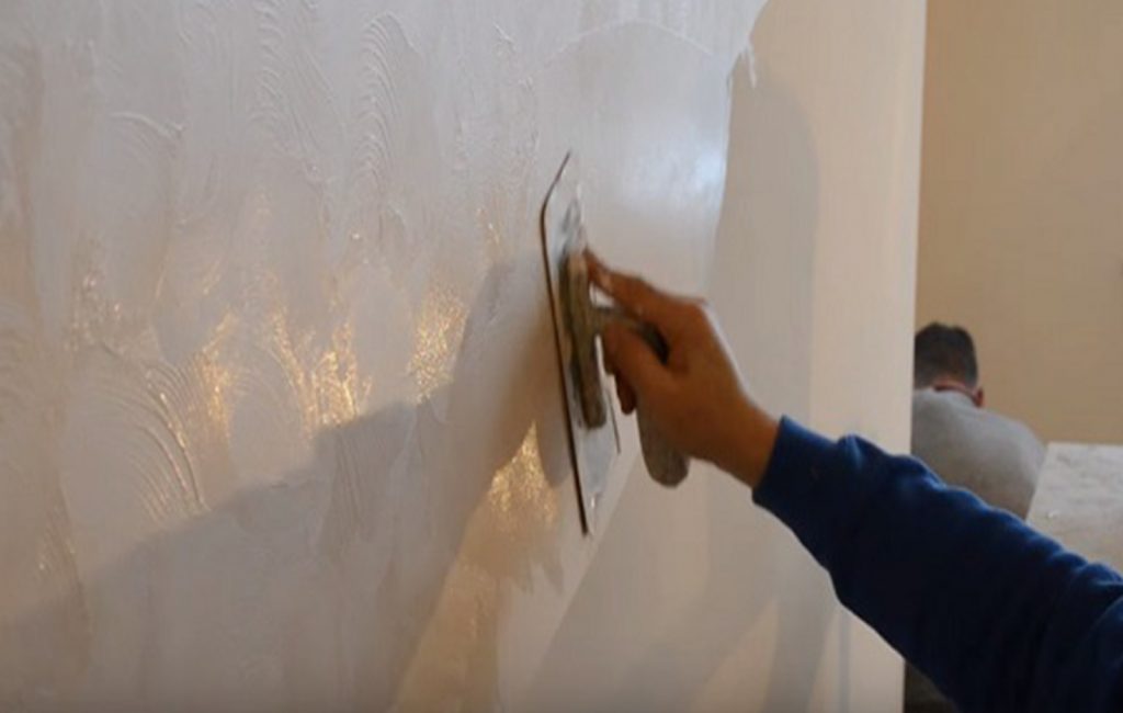 Структурная штукатурка для внутренней отделки стен: виды, характеристики, фото