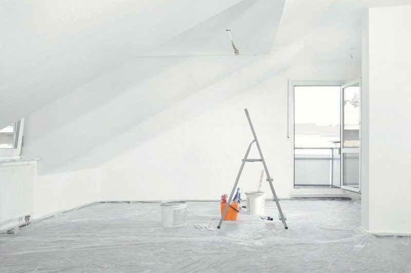 Можно ли клеить флизелиновые обои на краску и как правильно это делать?