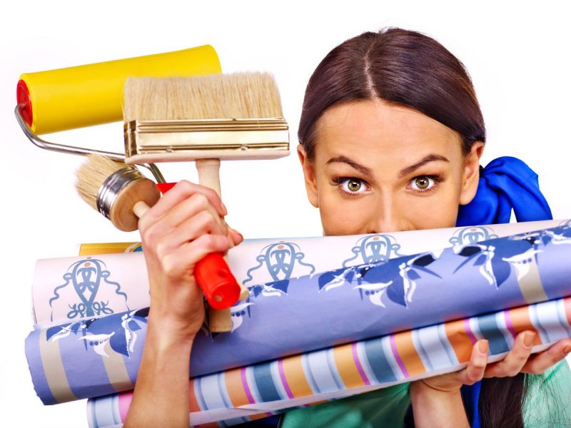 Можно ли клеить флизелиновые обои на краску и как правильно это делать?