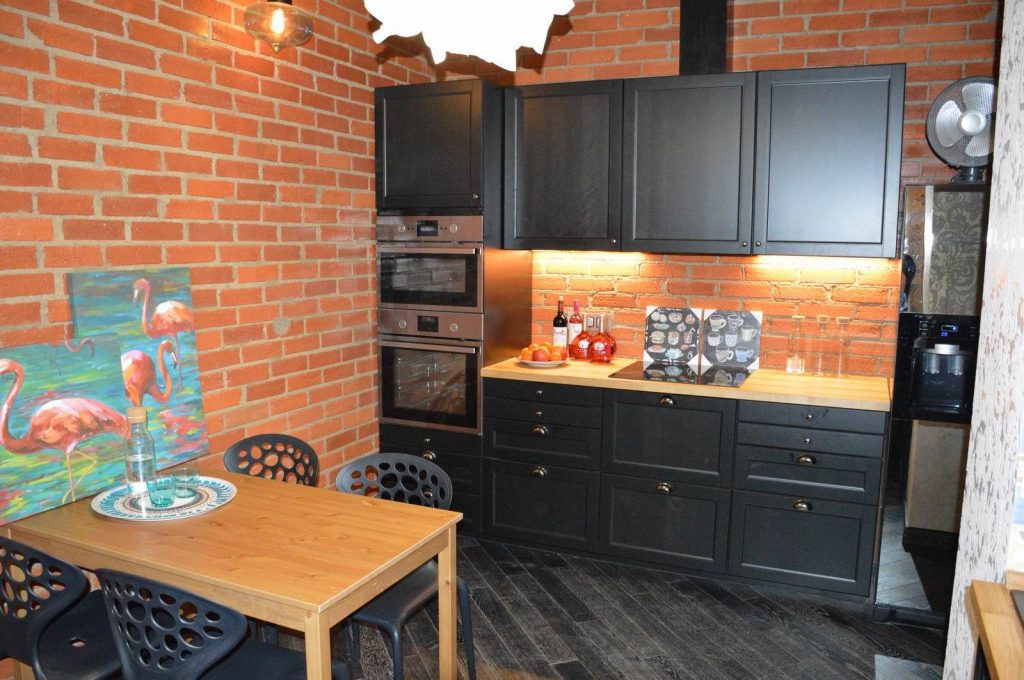 Современные идеи отделки стен кухни: варианты кроме плитки и обоев