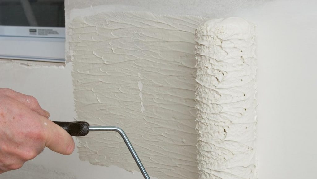 Структурная штукатурка для внутренней отделки стен: виды, характеристики, фото