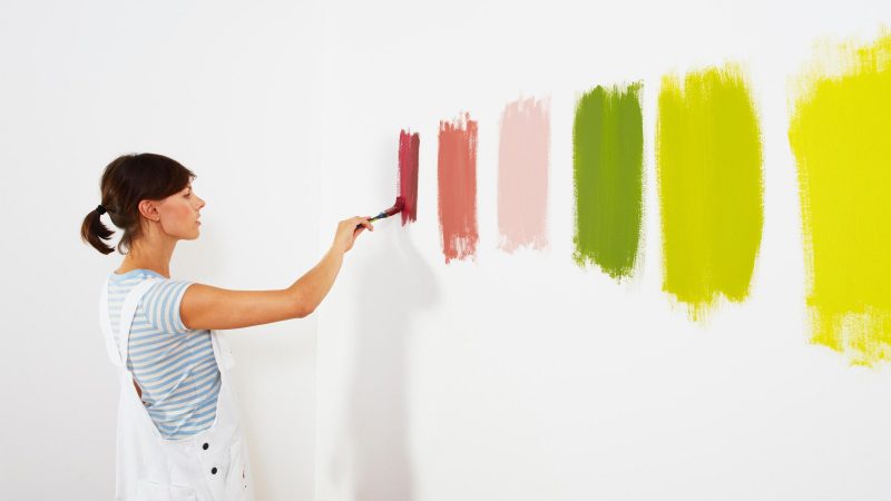 Можно ли клеить флизелиновые обои на краску и как правильно это делать?