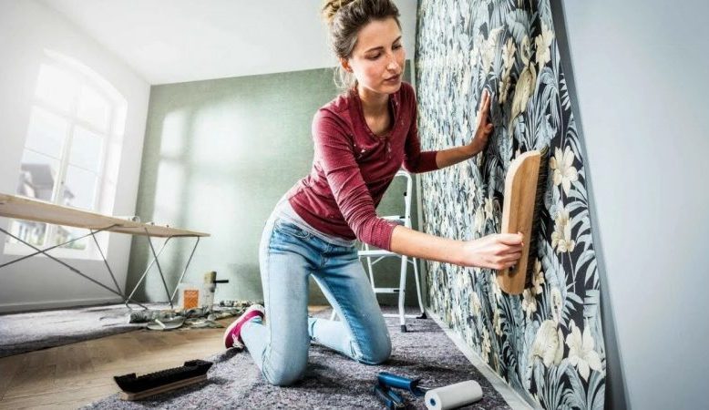 Можно ли клеить флизелиновые обои на краску и как правильно это делать?